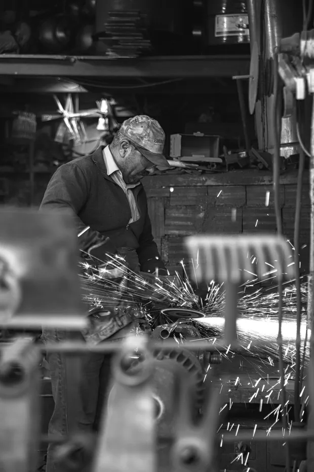 Atelier de ferronnerie, étincelles de soudure