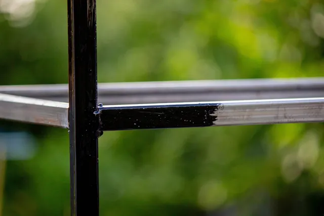 Détail d'un profilé acier noir peint
